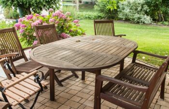 Come pulire le sedie in plastica da giardino: guida completa