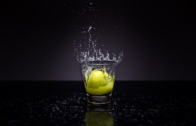 Benefici dell’acqua e limone al mattino: verità e miti