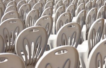 Come pulire le sedie in plastica da giardino: guida completa