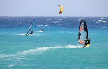 Differenza tra windsurf e kitesurf: confronto completo (difficoltà, costi, tecnica)