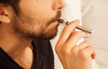 Sigarette elettroniche online: come orientarsi tra modelli, normative e falsi miti